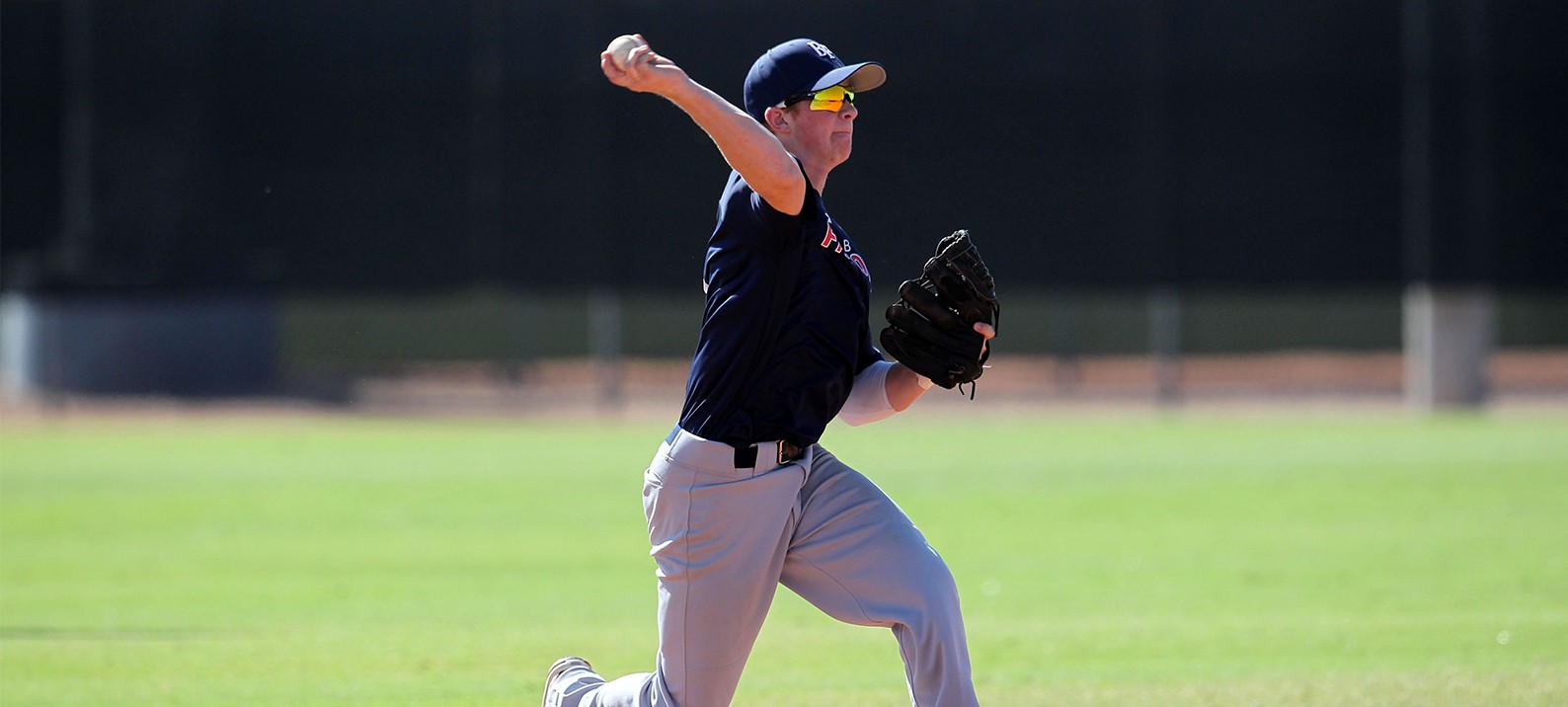 Cincinnati Reds pitcher Dave Burba throws to the Philadelphia